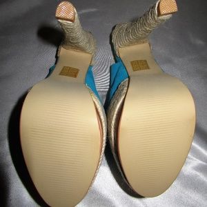 New in Box N.Y.L.A. teal platform heels